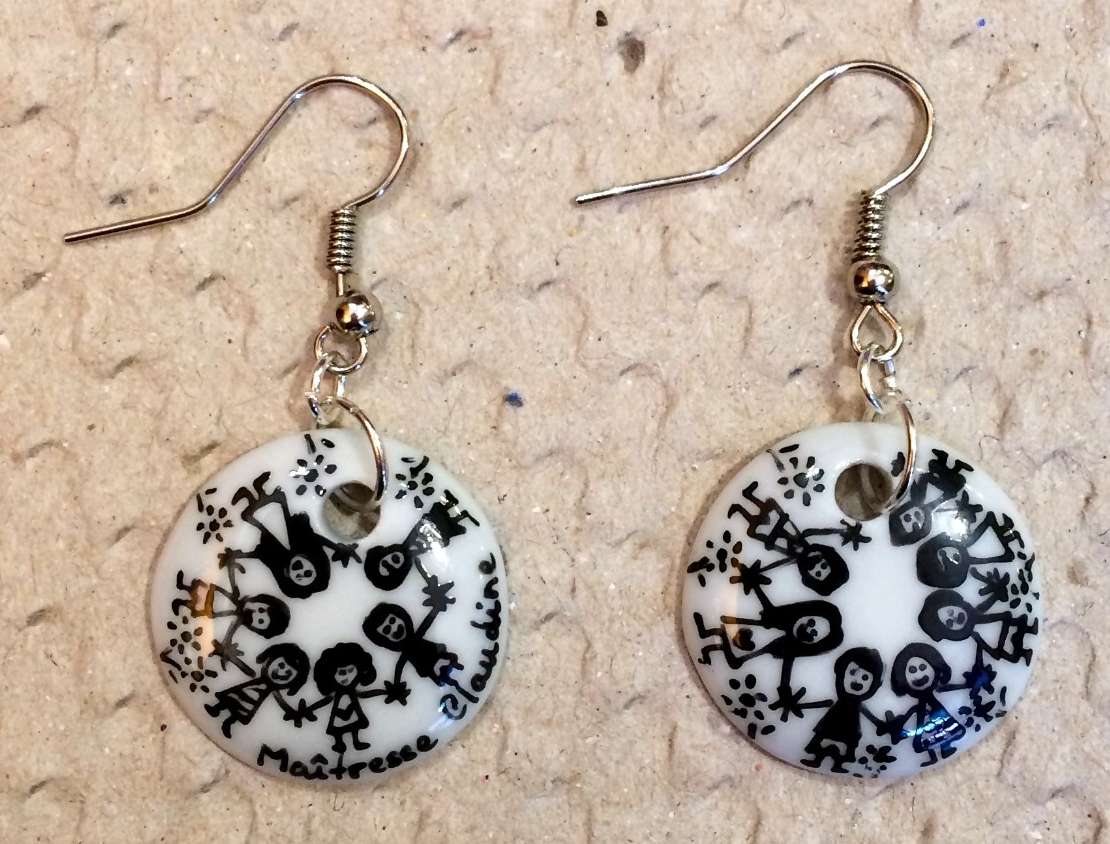 Boucles d'oreilles rondes en porcelaine personnalisées par une farandole pour une maîtresse d'école.